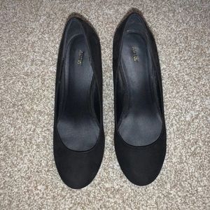 5/$25 Black Wedged Heels